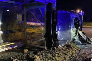 Pijany w bmw roztrzaskał się o słup i przystanek! Drogowa demolka pod Piasecznem