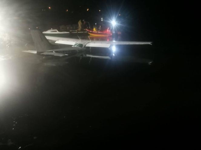 Awionetka runęła do jeziora międzybrodzkiego w Żywcu. Pilot uratowany, awionetka również