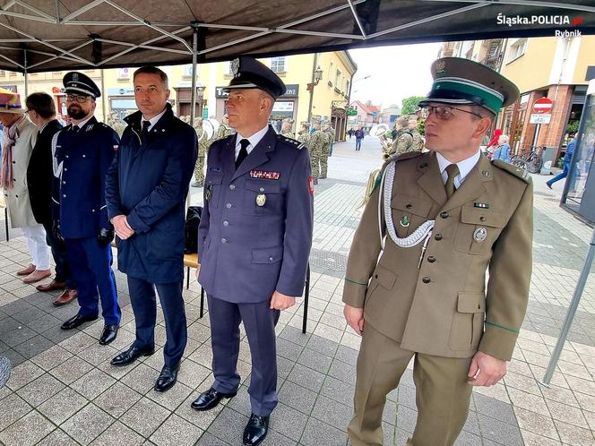 W Rybniku na rynku odbyło się ślubowanie klas mundurowych [ZDJĘCIA]