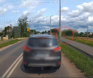 Oława. 37-latek wszedł na przejazd mimo opuszczonych rogatek. Tak się tłumaczył [ZDJĘCIA].