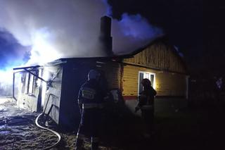 Pożar w parterowym domu. Z ogniem walczyło ponad 30 strażaków