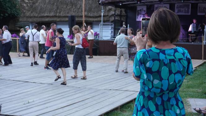 Sielanka na parkiecie w Muzeum Wsi Lubelskiej pod gołym niebem! Za nami kolejna potańcówka w rytmie miejskiego folkloru z Warszawy i Lwowa