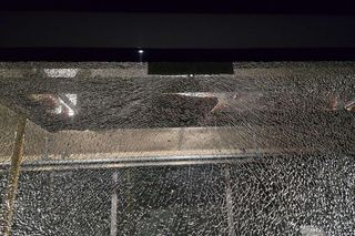 Strzały do autobusu w Jeleniej Górze. W pojeździe byli pasażerowie. Policja sprawdza, czy użyto broni śrutowej [GALERIA]