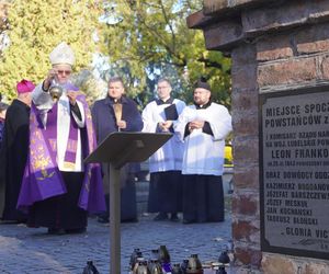 1 listopada na cmentarzu przy ul. Lipowej w Lublinie. Mieszkańcy odwiedzają groby swoich bliskich