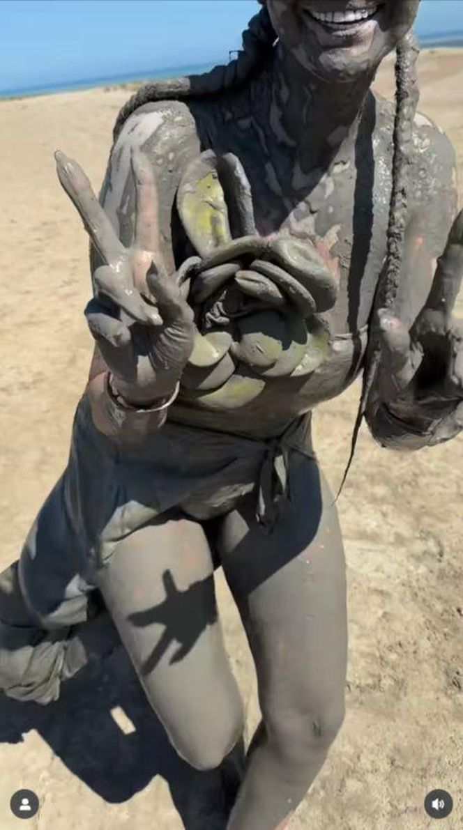 Maja Rutkowski zażywa błotnego SPA