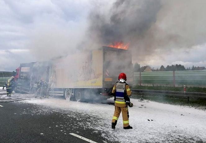 Pożar TIRa z naczepą z kosmetykami na autostradzie A4 