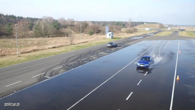 Policjanci ćwiczyli dynamiczną jazdę w samochodach BMW