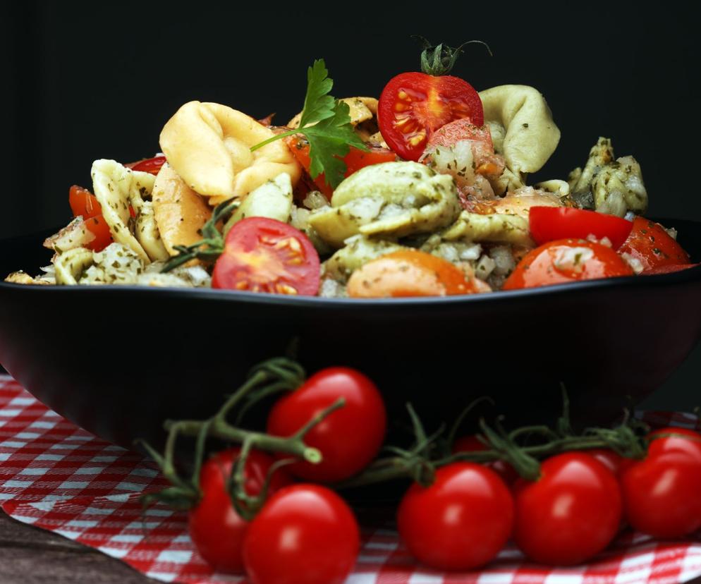 Sałatka grecka z dodatkiem tortellini