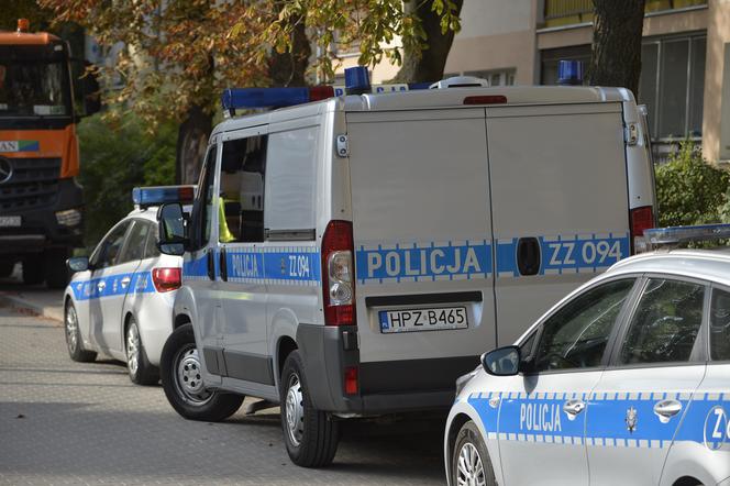 Policja radiowóz interwencja wypadek stłuczka taśma policyjna kogut policyjny