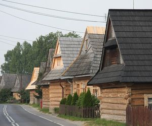 To jedna z najpiękniejszych wsi w Małopolsce. Jej ozdobą są zabytkowe chałupy