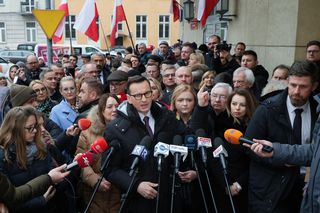 Mateusz Morawiecki pojawił się w budynku prokuratury w Warszawie. Ma usłyszeć zarzuty ws. wyborów korespondencyjnych z 2020 roku