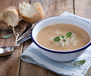 Mocno czosnkowa zupa zapalana - pyszna i znakomita na przeziębienie