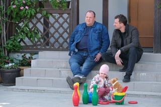 M jak miłość odc. 1668 po wakacjach. Bartek (Arkadiusz Smoleński), Kalinka (Oliwia Kępka), Tadeusz Kiemlicz (Bartłomiej Nowosielski)