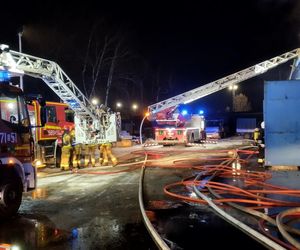 Pożar hali produkcyjnej w Rybniku. Trwa akcja gaśnicza