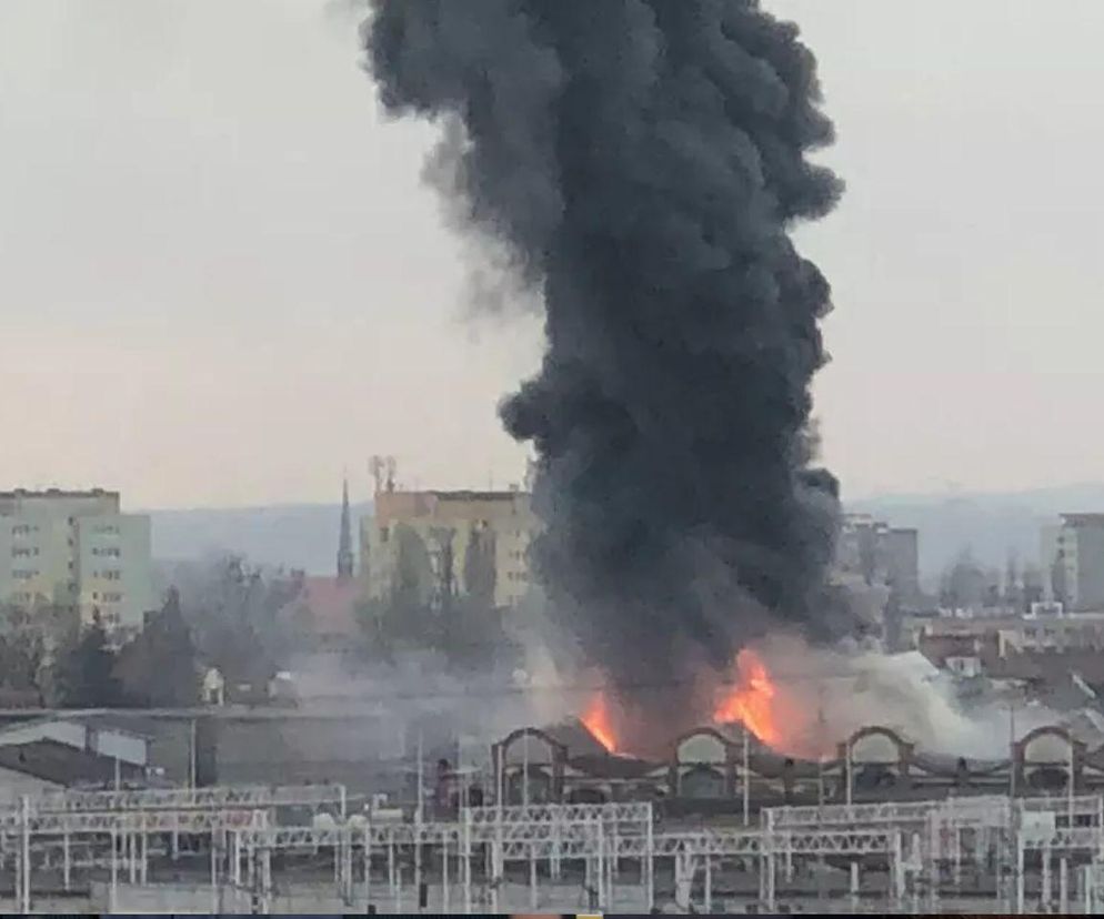 Płonie zabytkowa hala w Gdańsku. Kłęby dymu widać z daleka