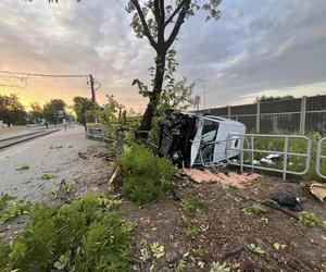 Wypadek na DTŚ. Samochód dostawczy wypadł z drogi. Jedna osoba poszkodowana