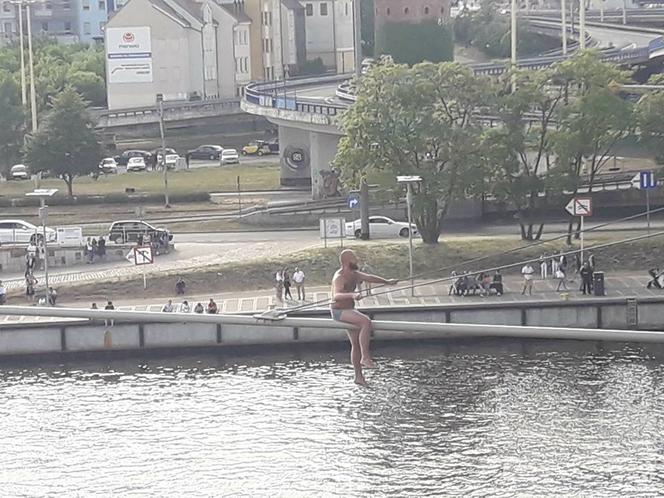 Prawie nagi "kaskader" na Trasie Zamkowej