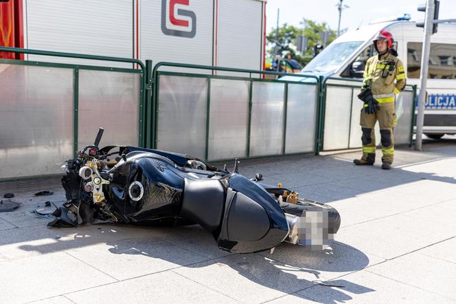 Motocyklista wjechał w przystanek