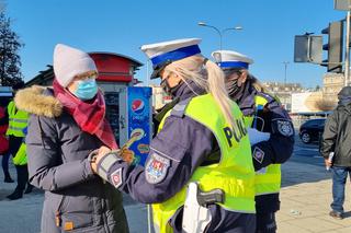 W walentynki policja przypomina, że kochać musimy się też na drodze [GALERIA]