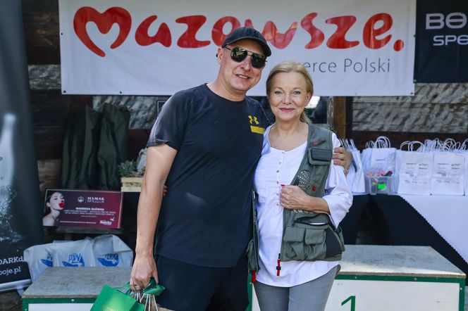 Jacek Rozenek z żoną i trzema "bestiami", syn Łącz bez koszulki, a Jarosińska - nieprzyzwoicie... skromna. Aktorzy łowią!