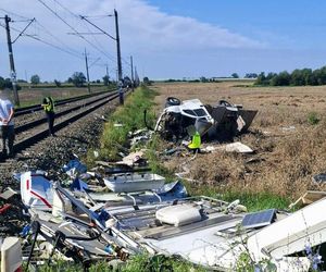 Kamper rozerwany na strzępy! Kobieta zginęła na torach