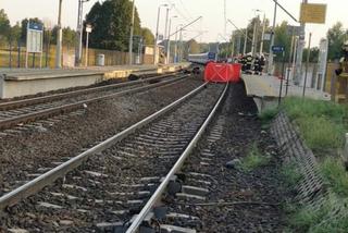 Jacków. Wypadek na przejeździe kolejowym. Pociąg rozerwał ciągnik