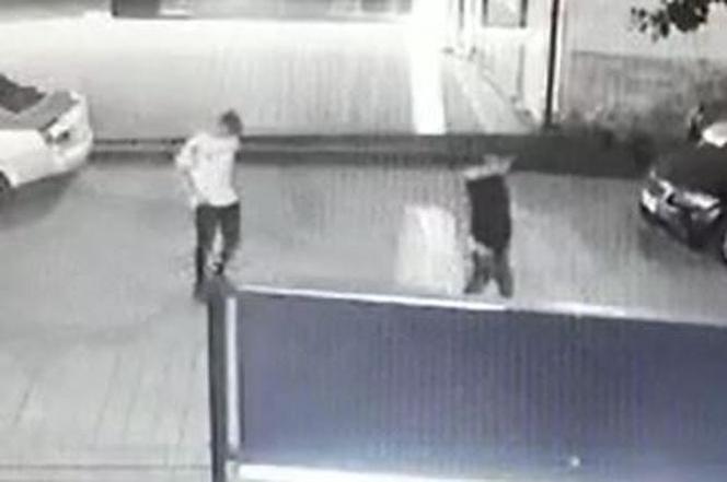 Tajemnicze plamy na koszulce Macieja Aleksiuka