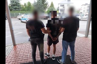 Kierujący BMW huknął w drzewo i uciekł. 32-latek zostawił troje rannych pasażerów!