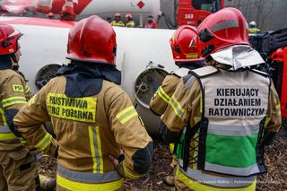 Wypadek w powiecie lublinieckim. Na DW 908 wywróciła się cysterna z paliwem. Kierowca trafił do szpitala