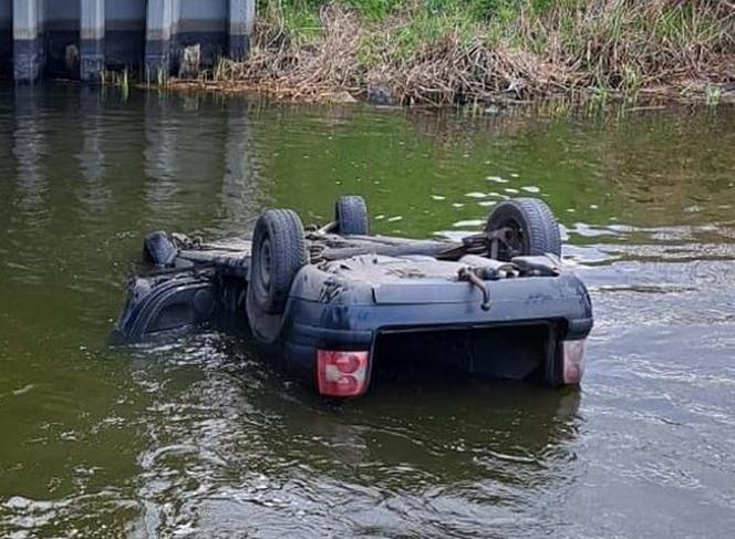 Pijany kierowca przebił barierki i spadł z mostu do rzeki