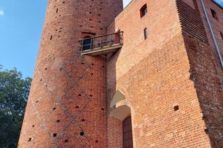 Przez to miasto Kujawsko-Pomorskiem nie da się przejść niezauważonym. Na turystów patrzy ponad 200 par kamiennych oczu. Wszędzie są twarze!