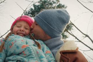 M jak miłość odcinek 1735 po wakacjach. Nadia (Mira Fareniuk), jej ojciec Dima (Michaił Pszeniczny)