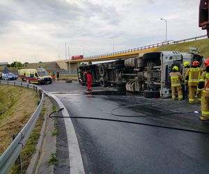 Wypadek w Elizówce. Kierowca był zakleszczony w pojeździe