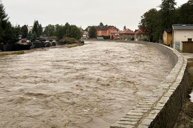 Powódź w Polsce. Miasta walczą ze skutkami powodzi. Dramatyczny widok