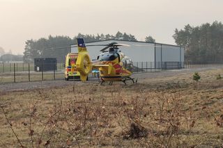 Dramatyczny wypadek. Samochody zderzyły się czołowo. Jedna osoba zakleszczona we wraku