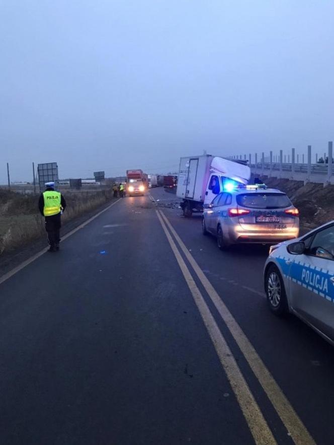 Radomsko: Zderzenie busa z tirem na DK 42. Nie żyje 55-latek, droga jest teraz ZABLOKOWANA 