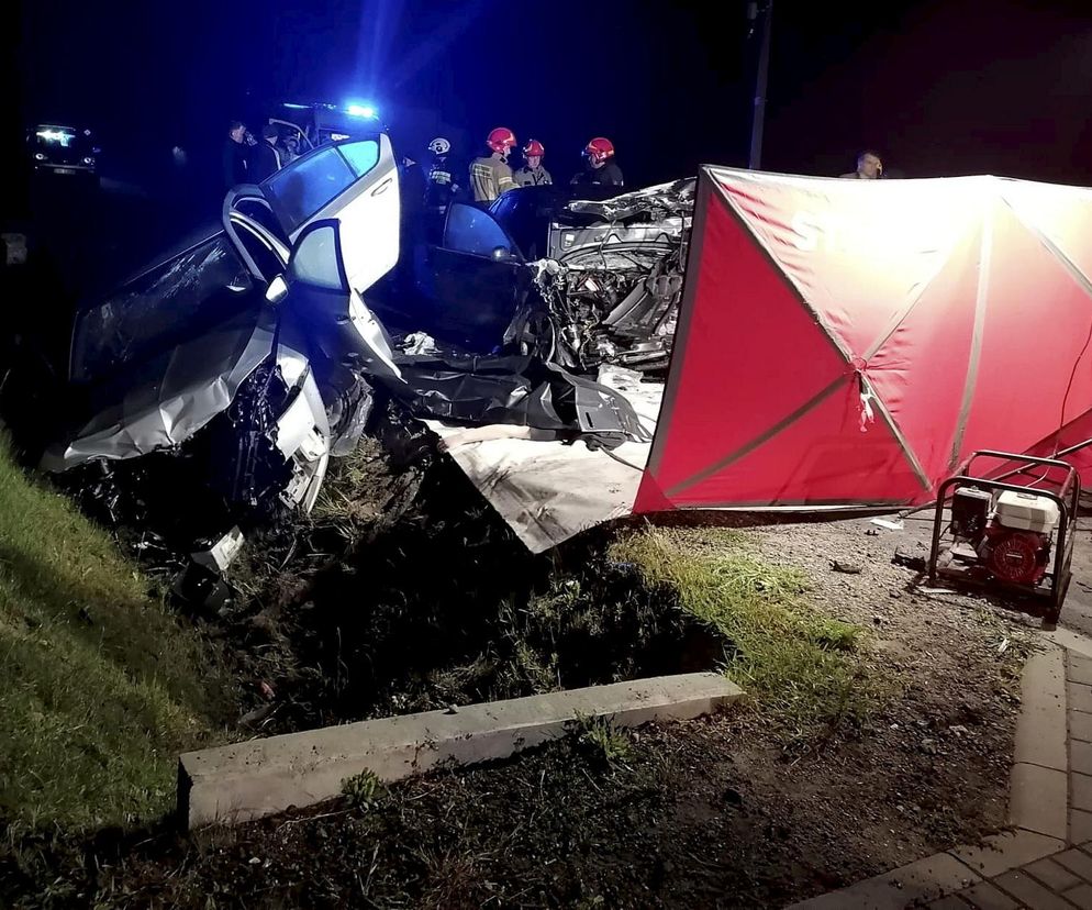  Śmiertelny wypadek pod Sieradzem. 23-letnia kobieta nie żyje [ZDJĘCIA].