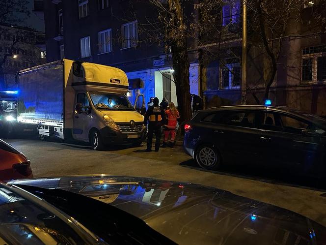 Makabra na Mokotowie. Zwłoki 60-letniego mężczyzny leżały na środku chodnika  