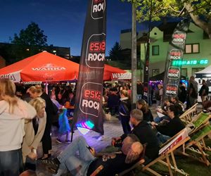 Posadzili drzewa, a następnie dali gorący koncert. Finał akcji zespołu Nocny Kochanek w Skarżysku