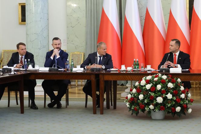 Iskrzy między Donaldem Tuskiem a Karolem Nawrockim