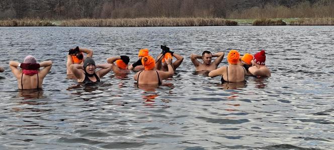 Pogoda na kąpiele robi się coraz lepsza! Morsy z woj. lubelskiego z przyjemnością wskakują do wody