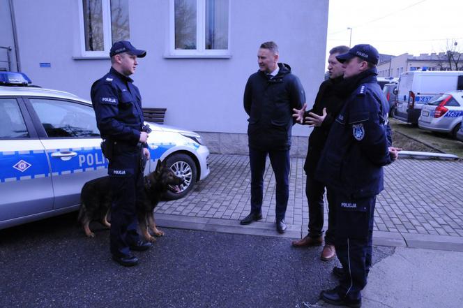 Funkcjonariusze na czterech łapach zaczynają służbę! Poznajcie Naba i Barego [ZDJĘCIA]