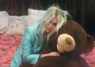 Nowości Muzyczne 2017: Kesha wybiera się do krainy czarów! [VIDEO]