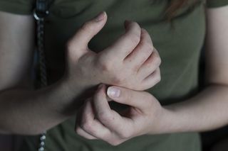 Swędzenie i wysypka to nie zawsze alergia. Lekarze ostrzegają: ten objaw na skórze może oznaczać poważny problem