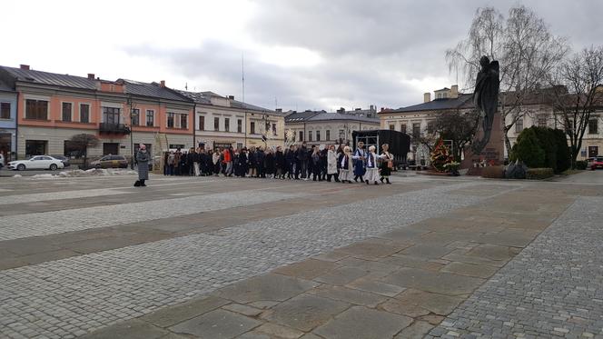 Maturzyści z Nowego Sącza zatańczyli poloneza na Ryku 