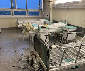 Chwile grozy w kaliskim szpitalu. 87-latek podpalił materac i rzucał taboretami w pielęgniarki