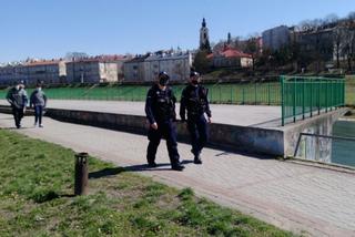 Policjanci sprawdzali czy mieszkańcy Przemyśla i powiatu noszą maseczki. Kilkadziesiąt mandatów i wnioski do sądu 