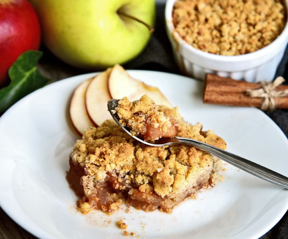 Najprostsza szarlotka z kruszonką - ten przepis warto mieć pod ręką
