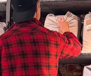 Maciej Zakościelny głaszcze kołdrę po rozwodzie