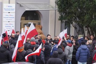 Protest rolników w Białymstoku. Rolnicy rozsypali bele słomy przed biurami PO i PiS